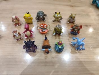 14 figurines pokémon tomy 1999
