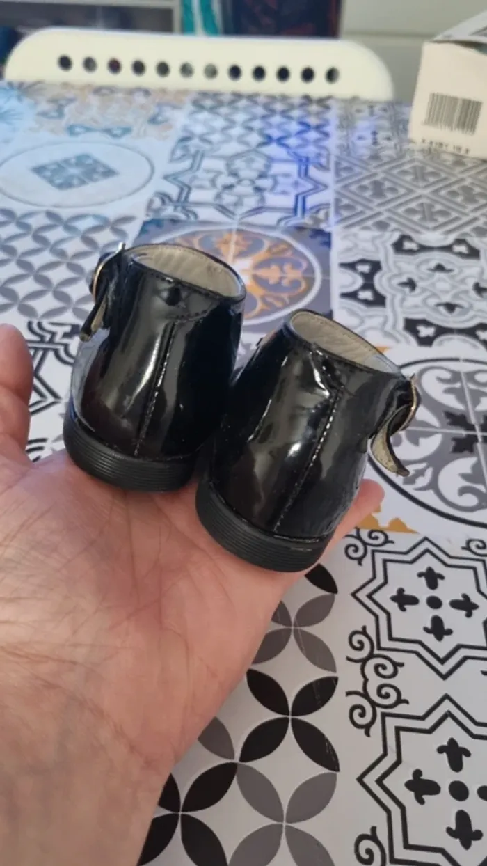 Petite chaussure de marché noir avec nœud vert taille 17 - photo numéro 7