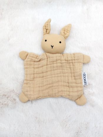 Petit doudou plat lapin beige lange gaze LIEWOOD hauteur 20 cm