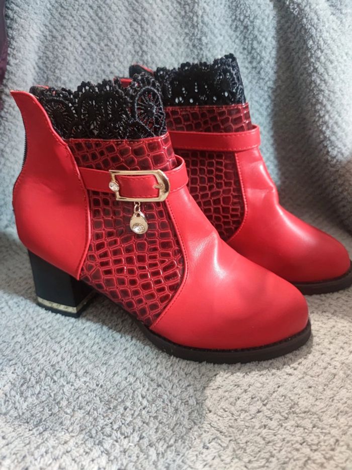 🌺 Bottines simili cuir rouge et dentelle noire