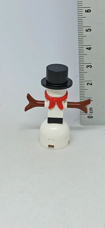 Bonhomme de neige avec chapeau noir lego