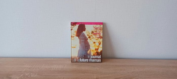 Livre "Le journal de la future maman" en bon état.