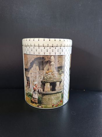 Boîte bretonne Massilly en bon état 