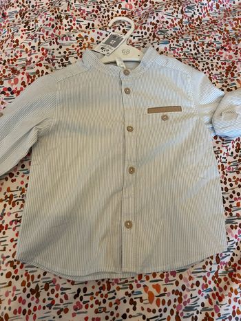 Chemise légère  à manches longues.