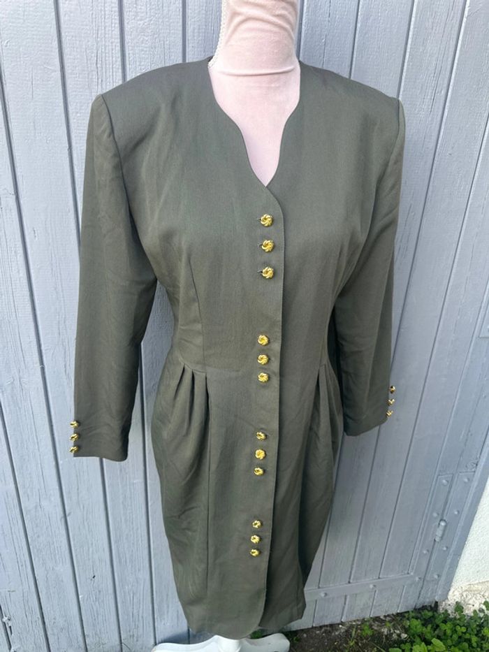 Robe chic manches longues kaki boutons dorés avec épaulettes - photo numéro 2