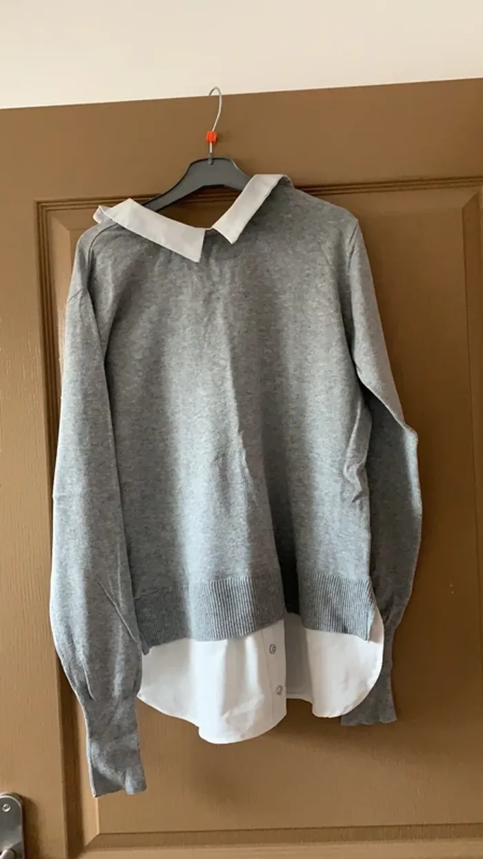 Pull gris à col blanc