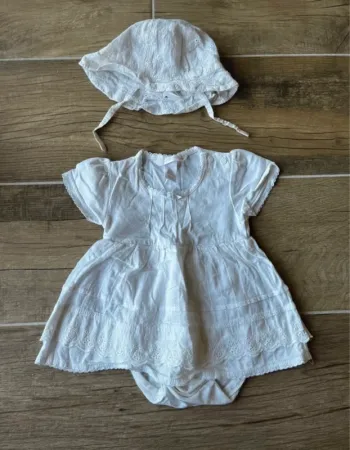 Robe blanche avec chapeau