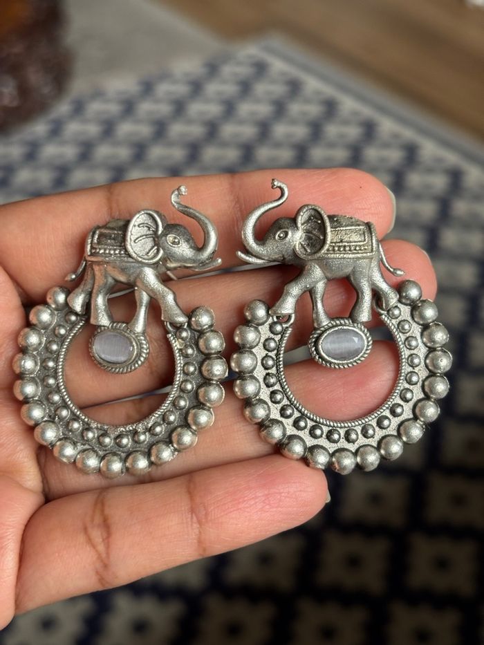Boucles d’oreilles éléphant en métal argenté vieilli