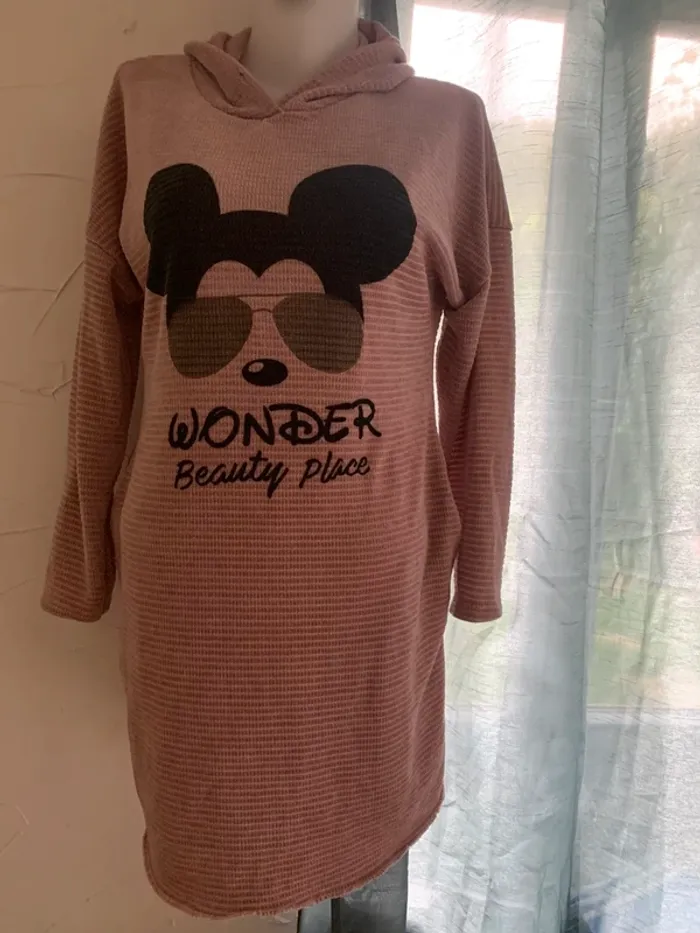 Robe à capuche rose avec motif taille 42 très bon état - photo numéro 2