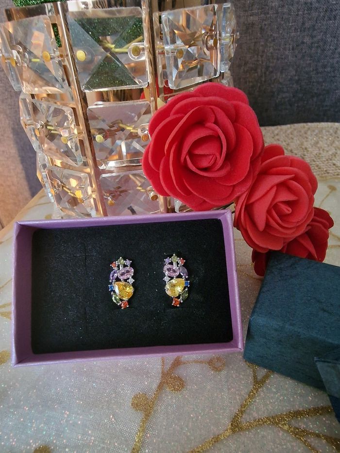 Petites boucles d’oreilles incrustées cristaux - photo numéro 2