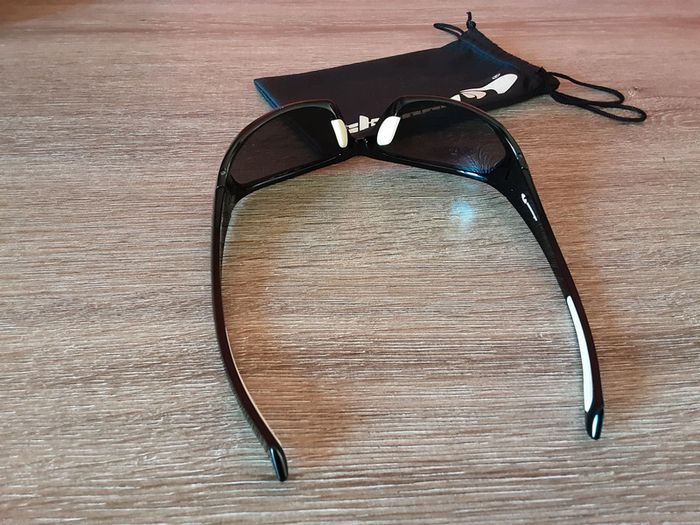 Superbe paire lunettes de soleil - photo numéro 2