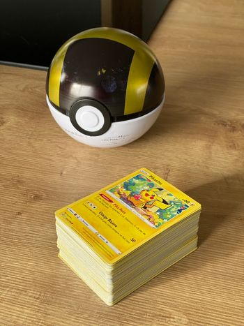 200 cartes Pokémon et pokeball