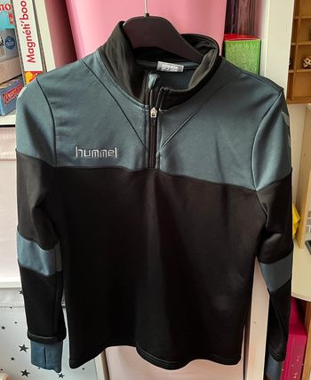 Haut de sport noir et vert