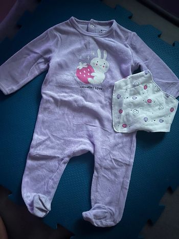 Pyjama + bavoir Kiabi lapin fraise crunchy love taille 6M