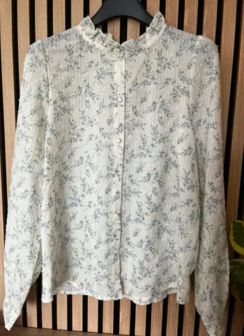 Superbe chemise écru et fleurs bleues