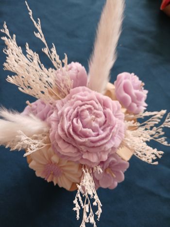 Bouquet fleuri en cire et bougies