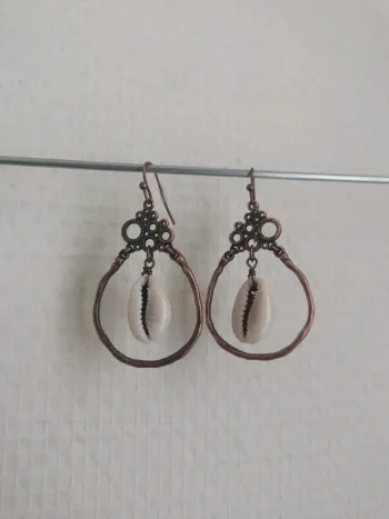 Boucles d'oreilles coquillage et alliage vieilli