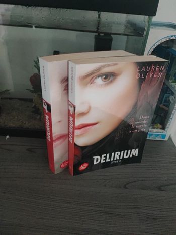 Lot livres roman Delirium