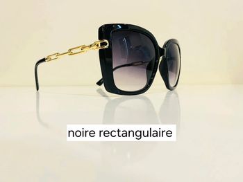 Lunette de soleil femme noire rectangulaire bras en chaîne dorée UV protection catégorie 3