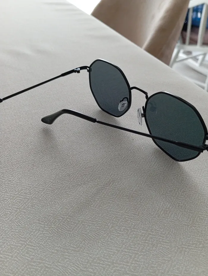 Paire de lunettes noires - photo numéro 2