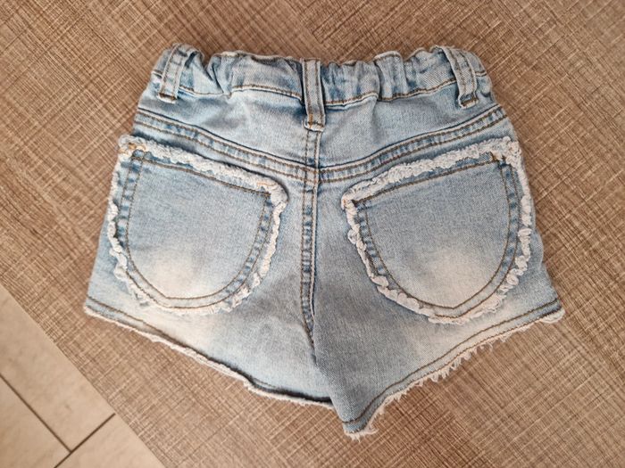 Short en jean 4 ans en très bon état - photo numéro 3