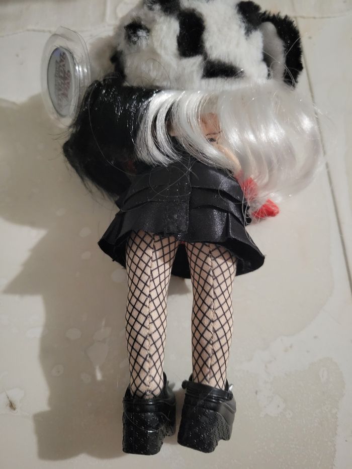 Poupée n'a n'a n'a surprise