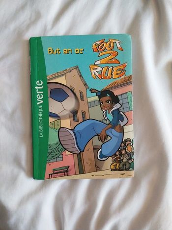 Foot 2 rue. But en or