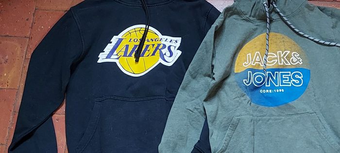 Lot de 2 sweat à capuche. Marque JACK  & JONES  et LAKERS