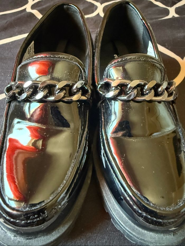 Mocassins vernis noirs avec chaîne – Pointure 31 - photo numéro 5