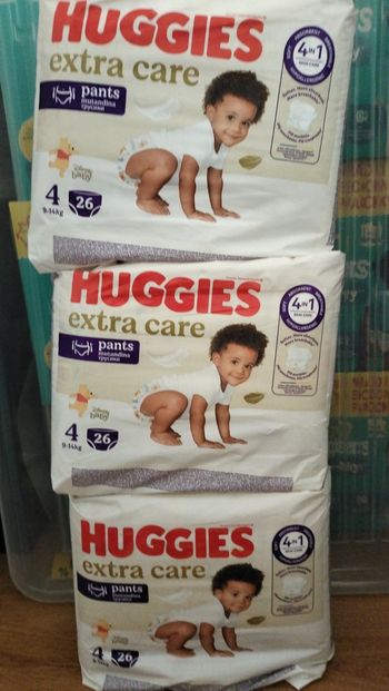 Lot de trois paquets de couches Huggies pants taille 4