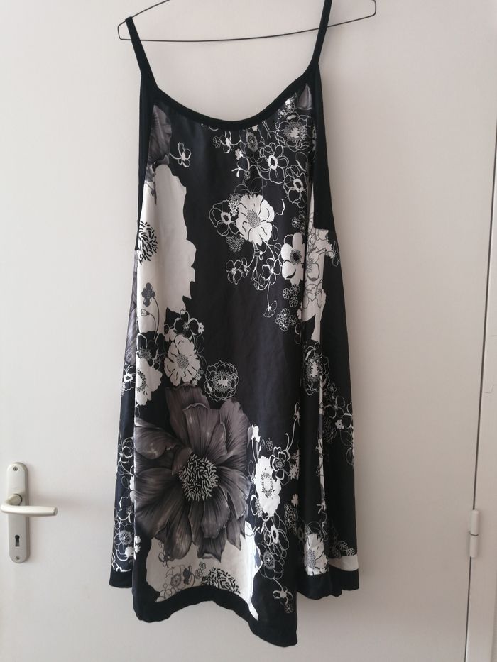 Robe noire à fleur
