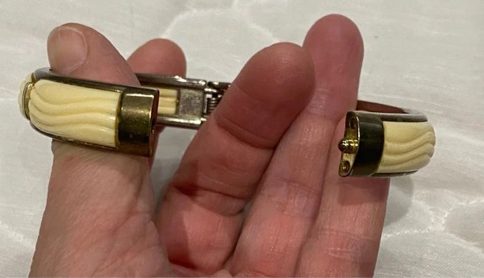 Lot de deux bracelets joncs en métal et celluloïde année 50 - photo numéro 8