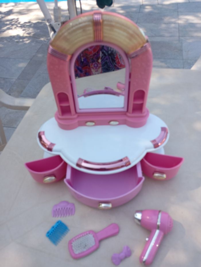 Coiffeuse barbie et ses accessoires - photo numéro 3