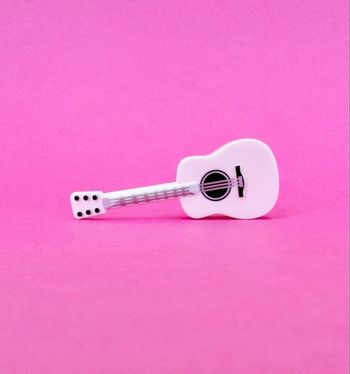 Lego City Accessoires, instruments de musique : Guitare Acoustique blanche aux cordes argentées- NEUF