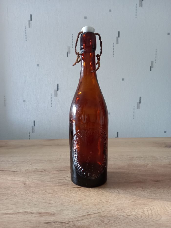 Bouteille ancienne en verre brun.