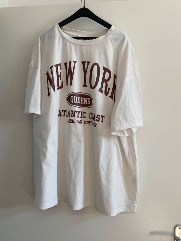 T-shirt blanc imprimé marron
