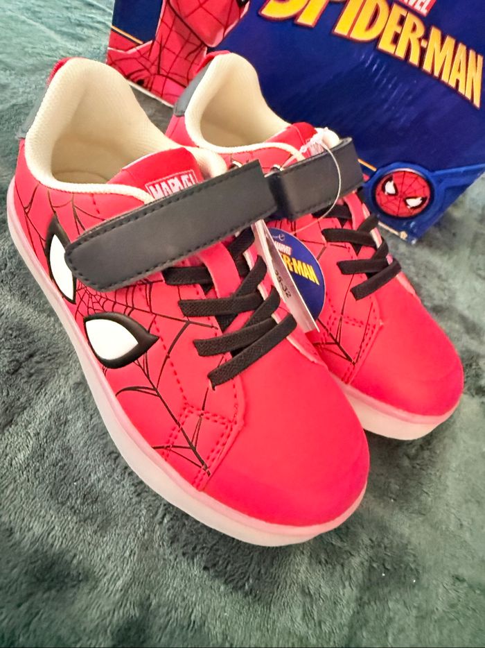Basket Spiderman Marvel lumineux - photo numéro 10