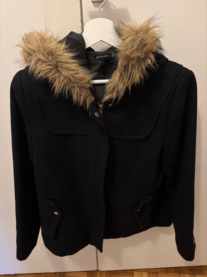 Manteau Stradivarius noir avec capuche fourrure - photo numéro 2