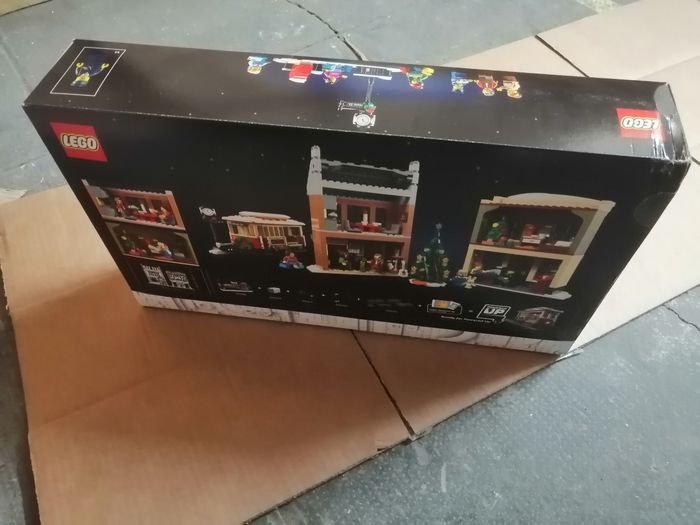 Lego Icons Winter Village 10308 La Grande Récré rue décorée pour les fêtes (Holiday Main Street)

[NEUF] - photo numéro 5