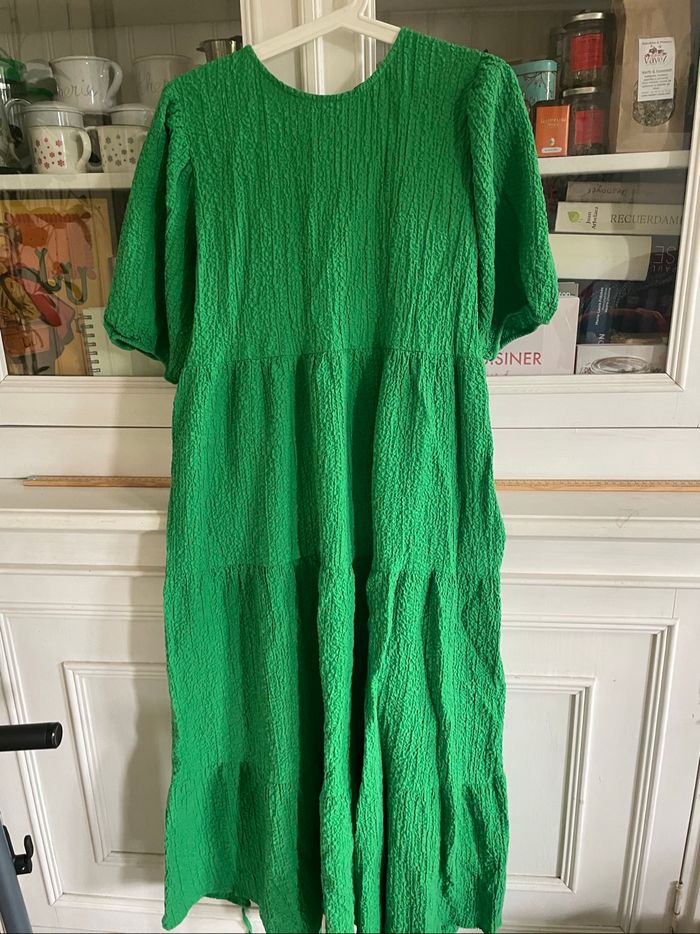 Robe verte dos nu desigual