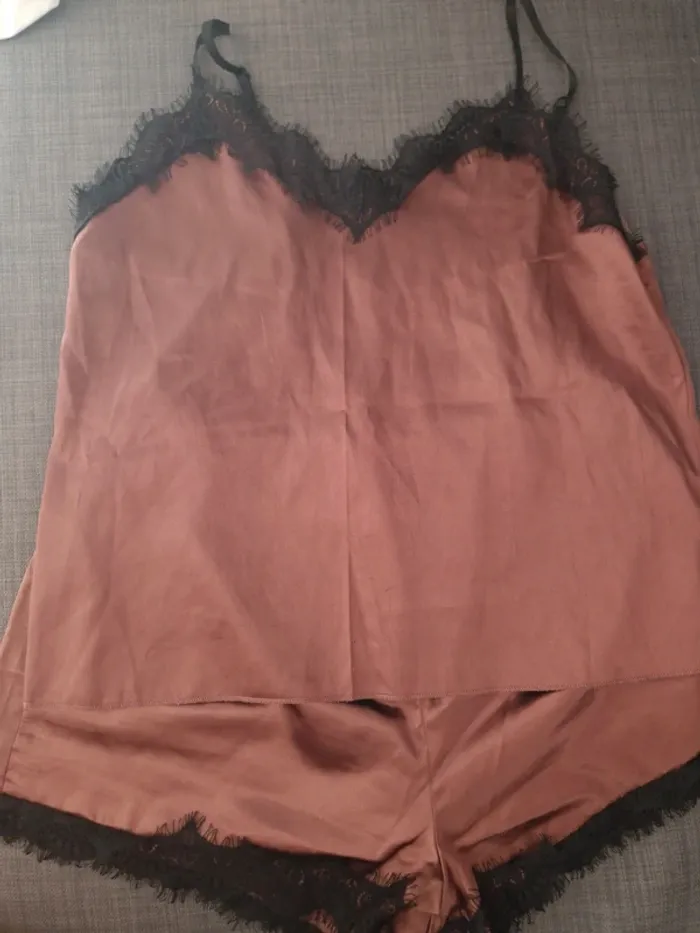 Ensemble de pyjama top à fines brides et short à ourlet en dentelle en satin