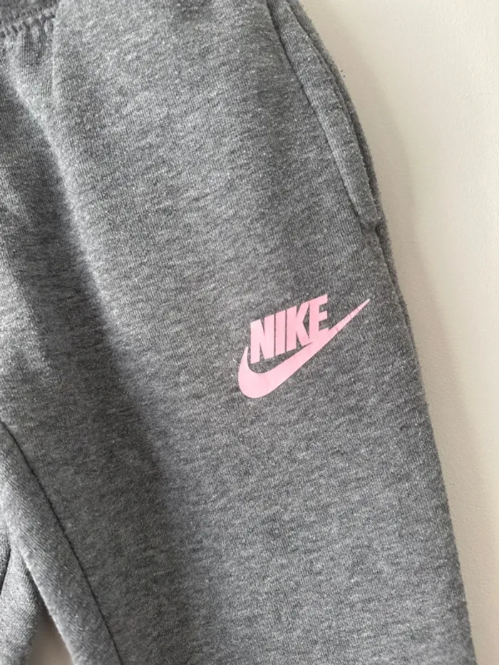 👖jogging gris  avec poche fille Nike - 3-4 ans -  bon état 👟 - photo numéro 2