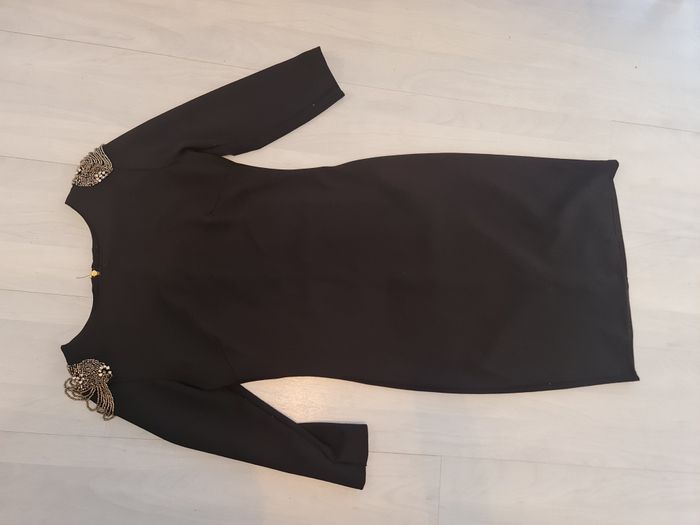 Robe noire avec bijoux sur les épaules Fabriqué en Italie Taille 36 - photo numéro 9