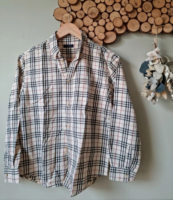 Chemise ML 
Burberry authentique 
Taille 12 ans 
Joli tartan
Très bon état