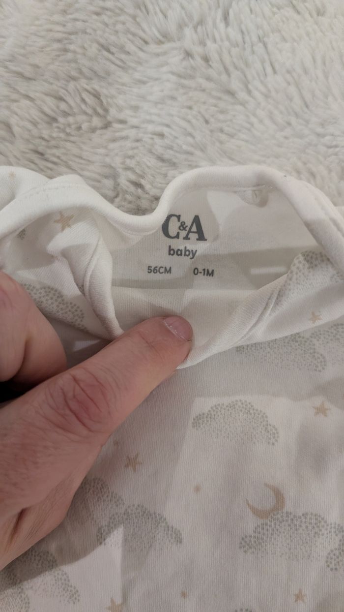Lot de deux bodies C&A taille 1 mois - photo numéro 4