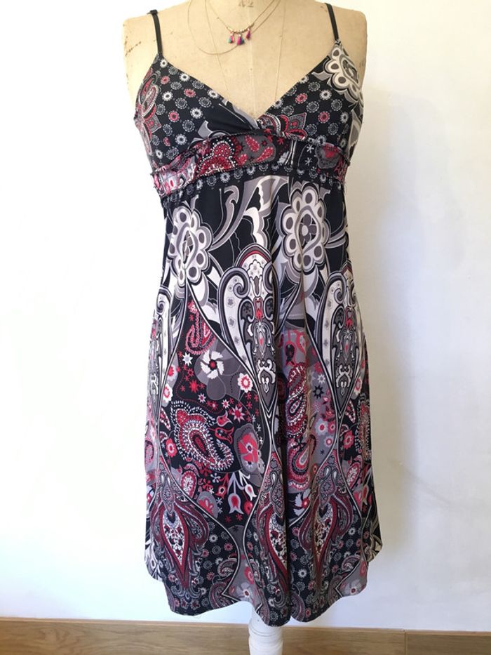 Robe dos nu motifs ethniques