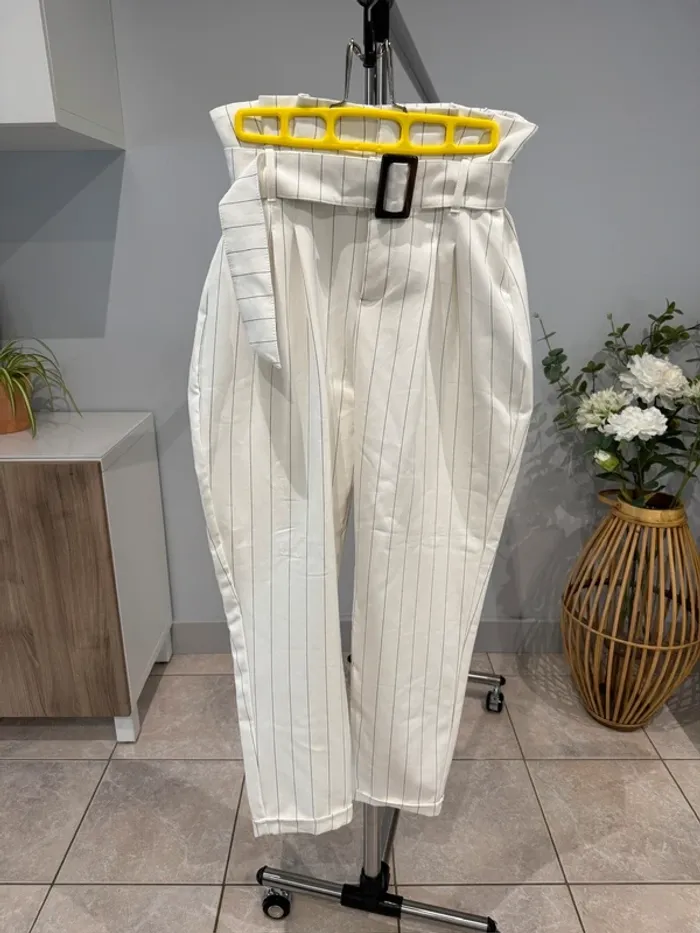 Pantalon Bershka paperbag rayé blanc cassé taille haute ceinturé