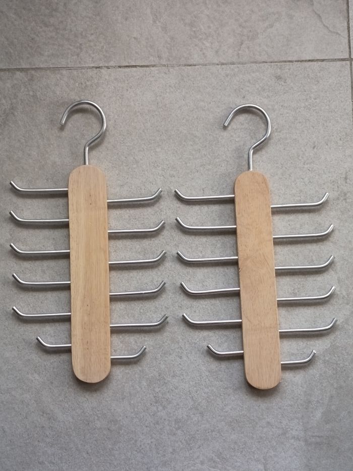 Lot 2 cintres à cravates