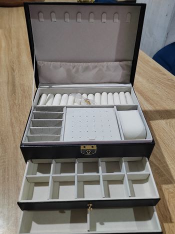 Boîte à bijoux XL noire matelassée – 3 étages – État Neuf

