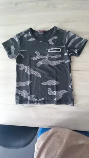 T-shirt motif militaire taille 4 ans